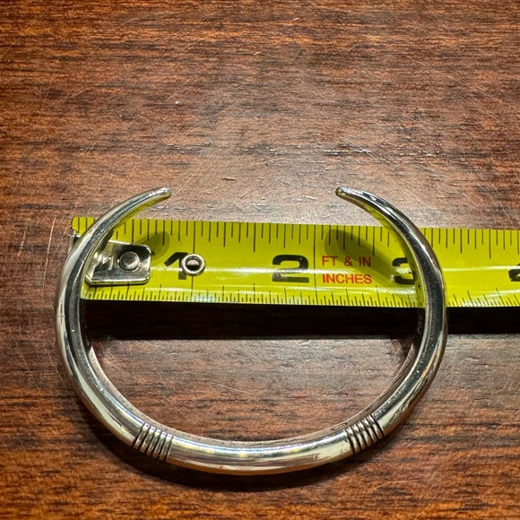 Charles Ortiz Navajo artisan of San Felipe Pueblo.Sterling silver cuff bracelet - Picture 3 of 6